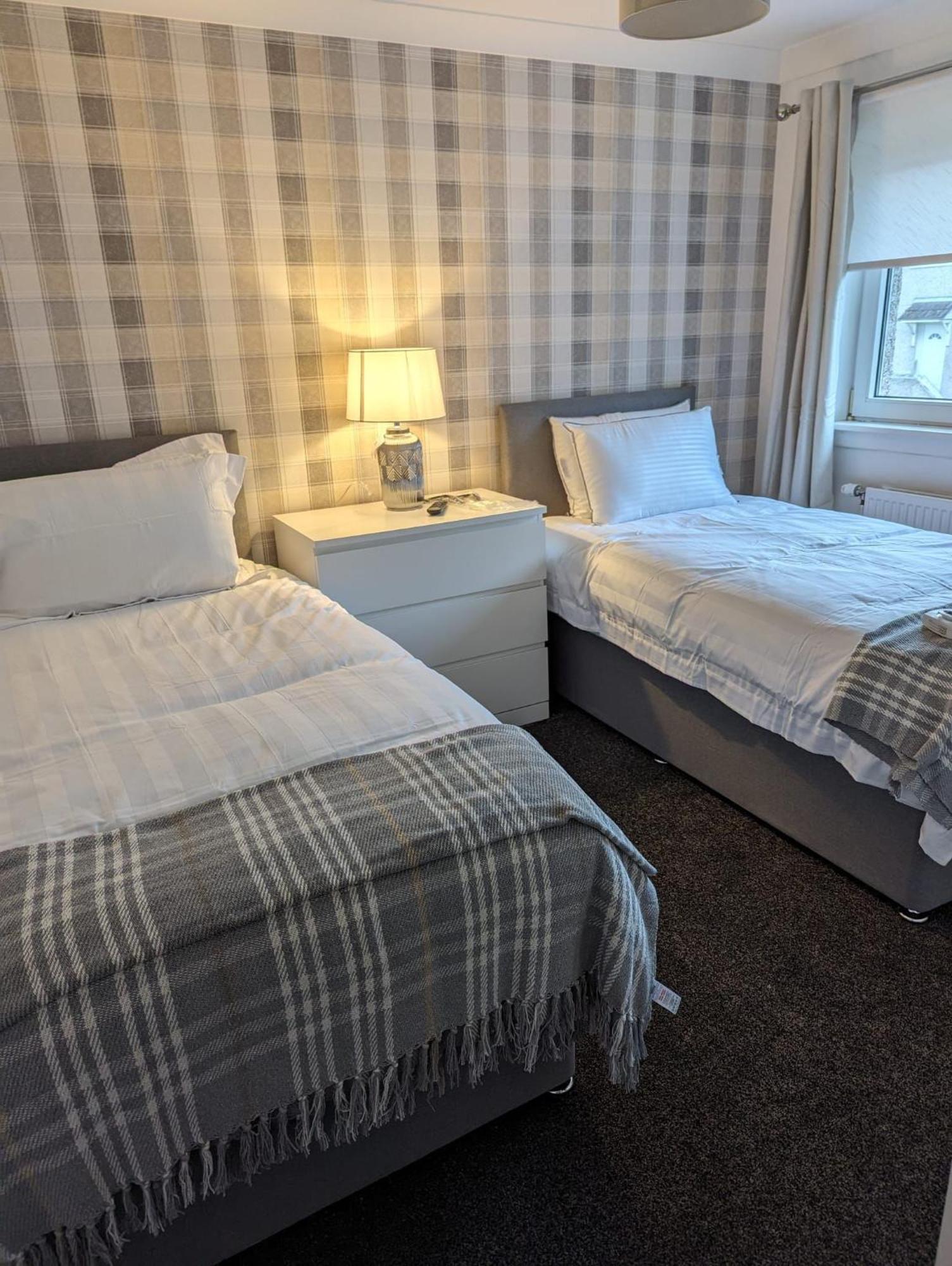 Lovely 2 Bedroom Terrace House * Coatbridge